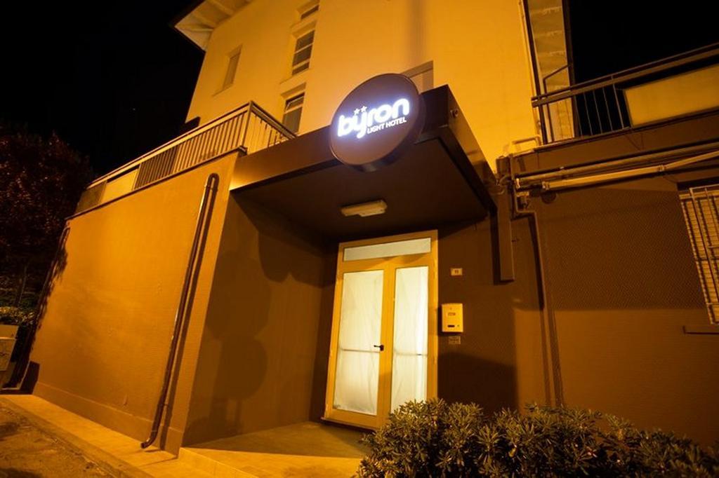 Hotel Byron Solo Per Giovani Riccione Exteriör bild