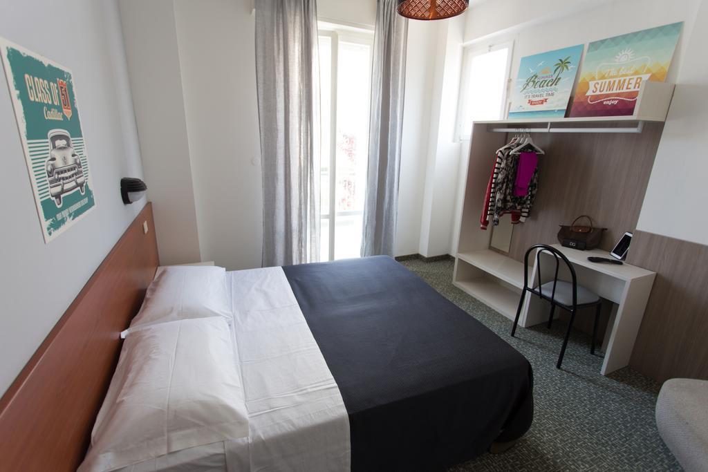 Hotel Byron Solo Per Giovani Riccione Exteriör bild