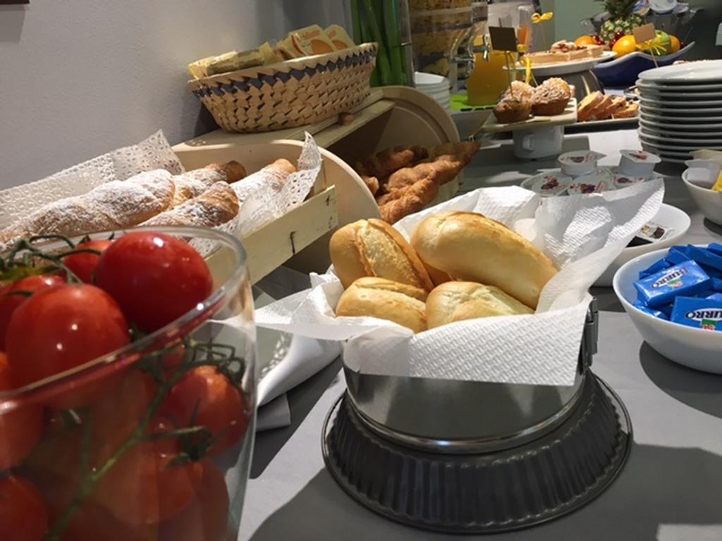 Hotel Byron Solo Per Giovani Riccione Exteriör bild