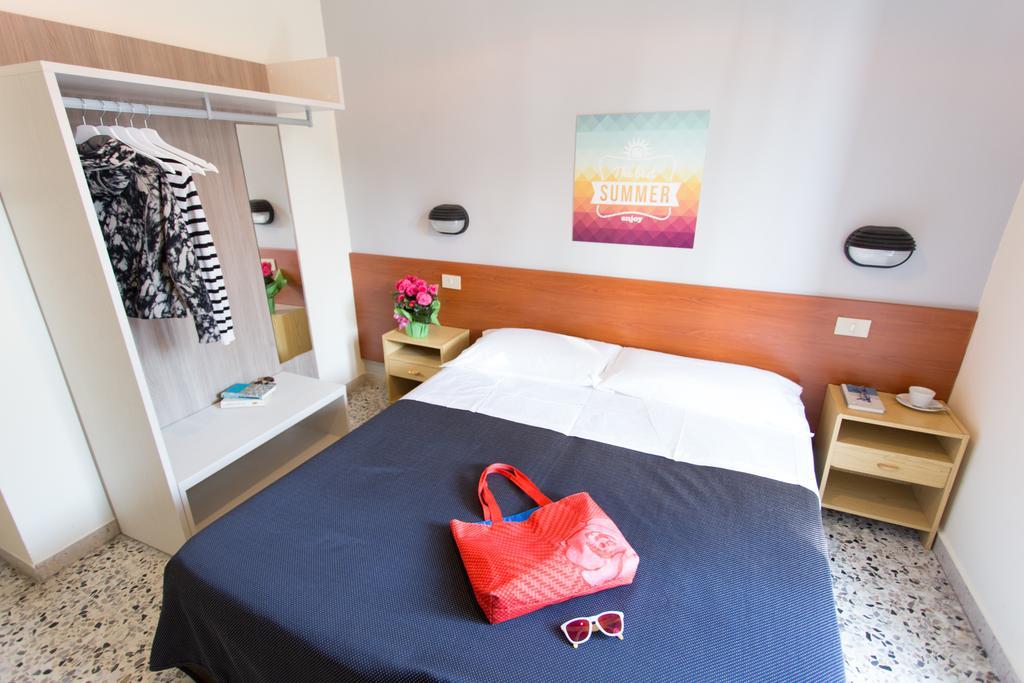 Hotel Byron Solo Per Giovani Riccione Rum bild