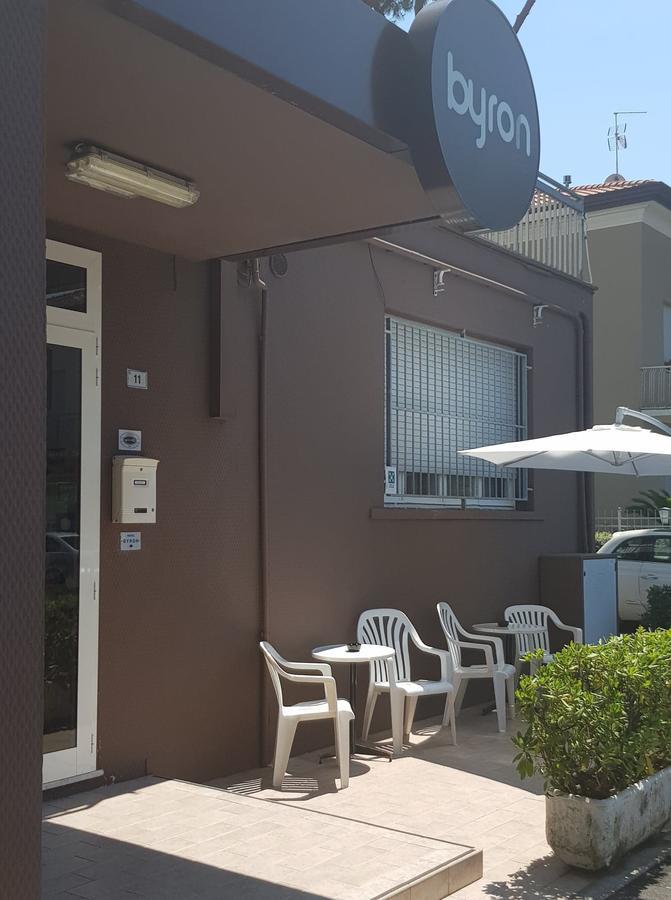 Hotel Byron Solo Per Giovani Riccione Exteriör bild