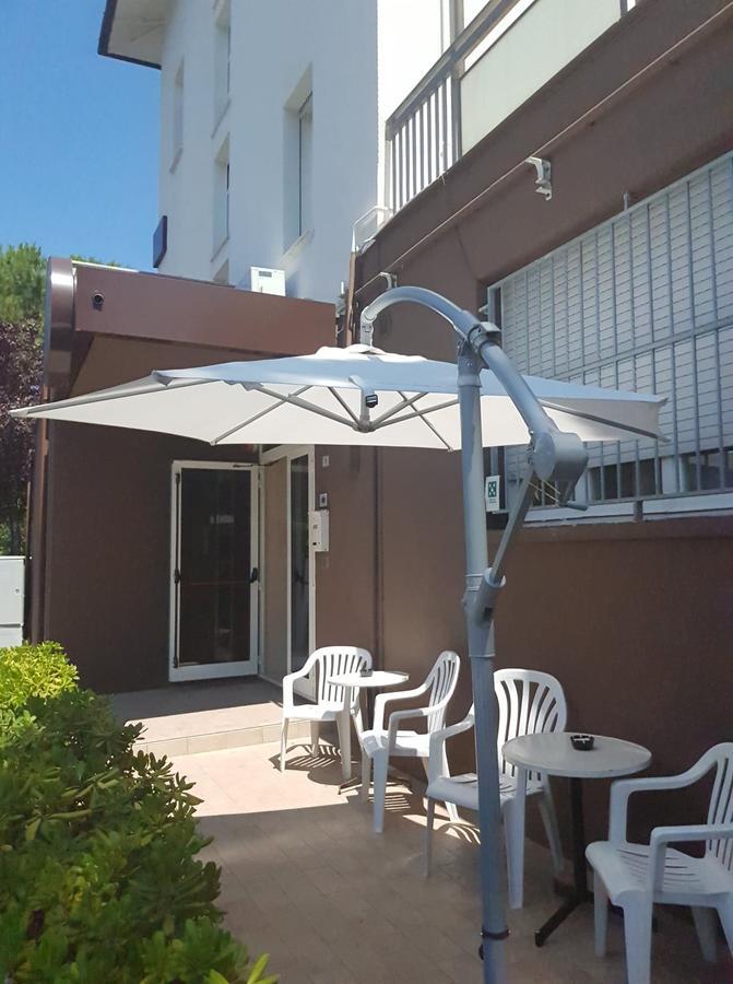Hotel Byron Solo Per Giovani Riccione Exteriör bild