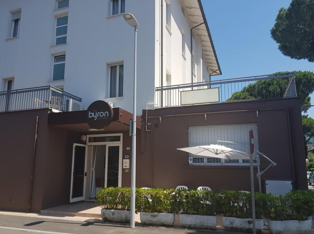 Hotel Byron Solo Per Giovani Riccione Exteriör bild